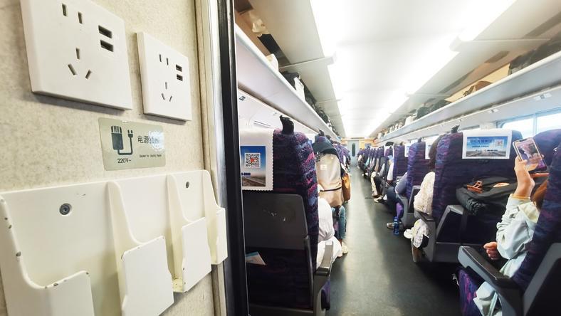 高铁车厢的电源插座,有点儿伤手机?